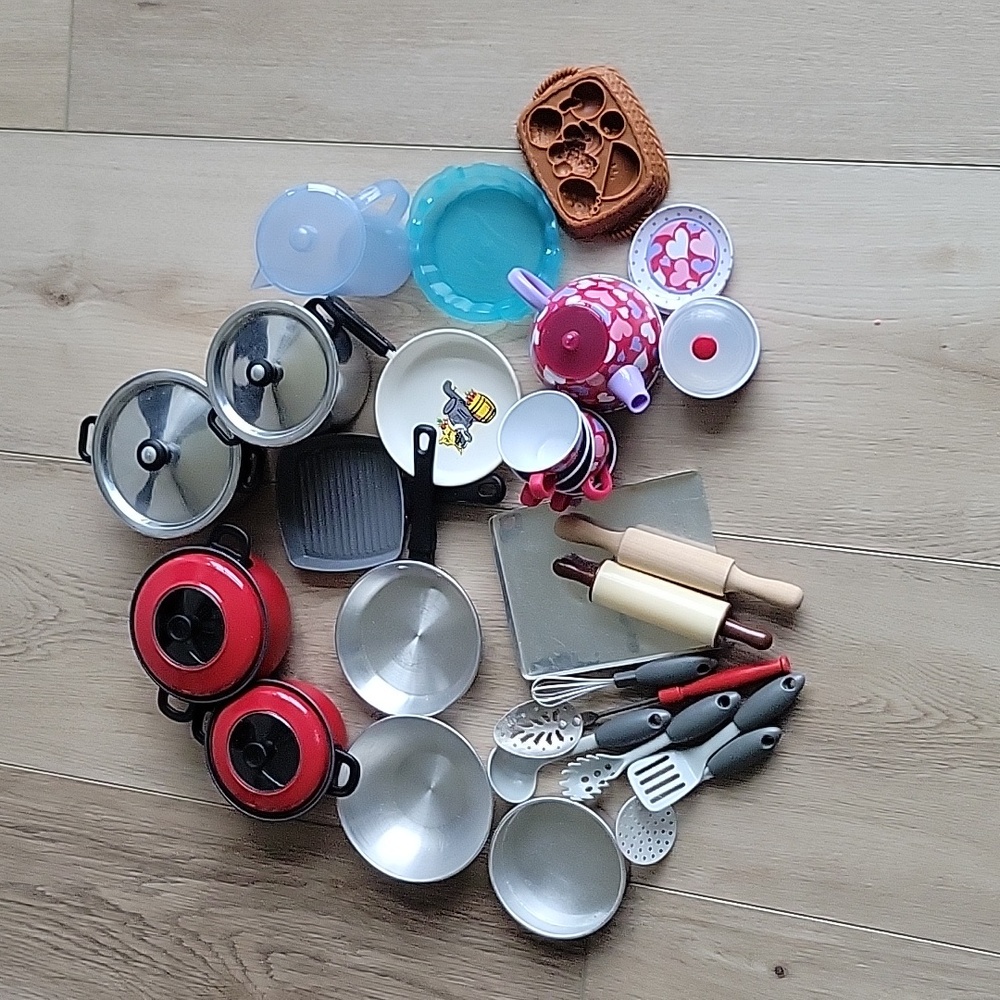 Children's play food dishes, pans, and utensels set